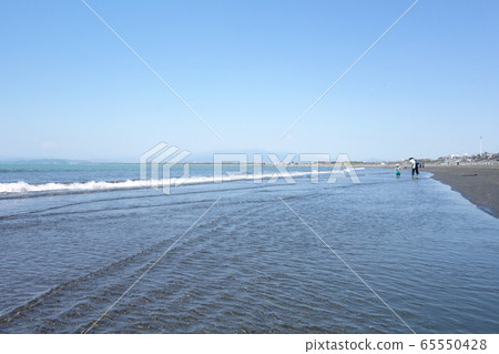 Parents and children playing on the less popular beach 65550428