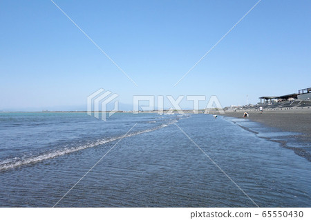 Parents and children playing on the less popular beach ② 65550430