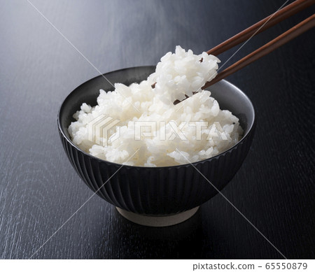 用筷子新鮮米飯 65550879