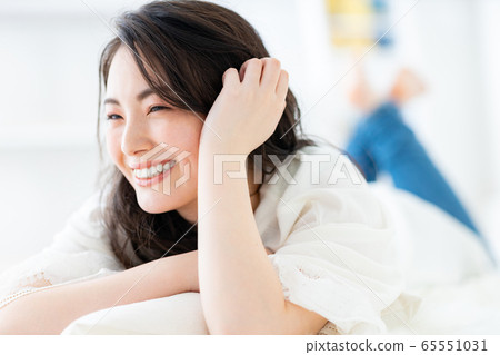 Woman portrait cute 65551031