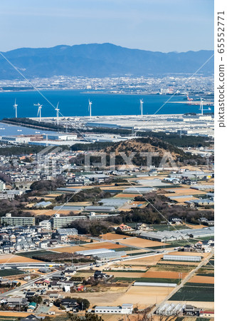 風力渦輪機排列的田原市三河灣上的蒲郡市容景觀 風力渦輪機排列的田原市三河灣上的蒲郡市容景觀 65552771