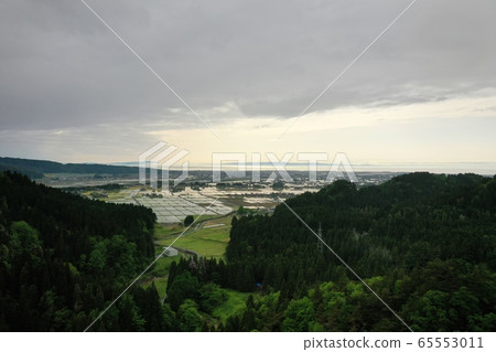 Kurobegawa Fan and Toyama Bay as seen from the sky over Funemi district, Irzen Town, Toyama Prefecture 65553011