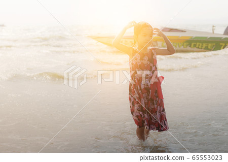 Girl with sunlight. 65553023