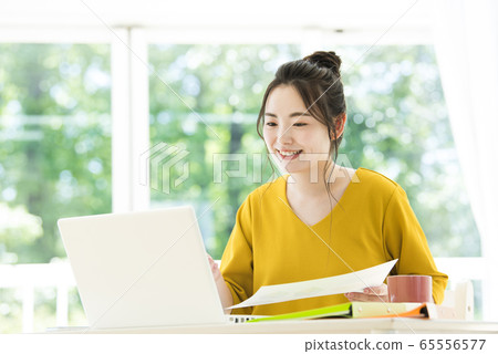 年輕女子遠程辦公遠程工作在線會議 年輕女子遠程辦公遠程工作在線會議 65556577