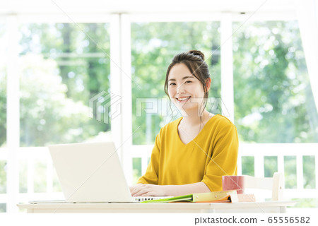 看著相機的年輕女子遠程辦公遠程工作 看著相機的年輕女子遠程辦公遠程工作 65556582