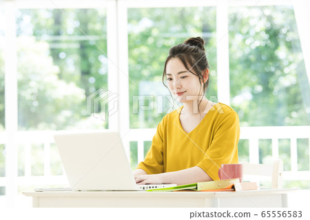 年輕女子遠程辦公遠程工作 年輕女子遠程辦公遠程工作 65556583