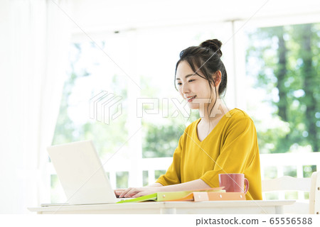 年輕女子遠程辦公遠程工作 年輕女子遠程辦公遠程工作 65556588