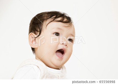 Face up of the baby staring with a smile 65556998