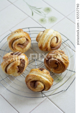 在家製作麵包肉桂卷將新鮮出爐的肉桂卷排列在網上 65557740