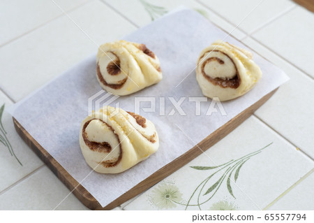 在家製作麵包，肉桂卷，二次發酵後和烘烤前的麵團 65557794