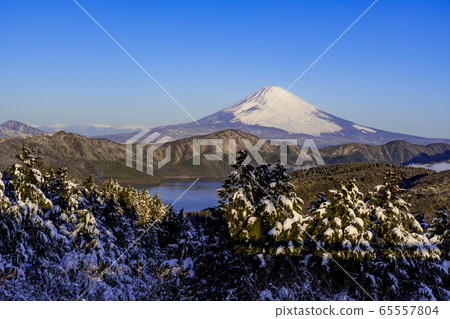 Lake Ashi and Mt. Fuji from Hakone in the midwinter 65557804