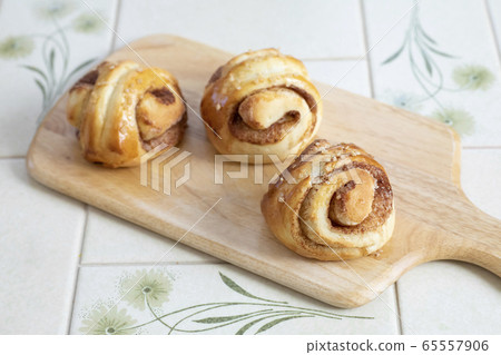 Bread making at home Cinnamon rolls Freshly baked cinnamon rolls arranged on a cutting board Bread making at home Cinnamon rolls Freshly baked cinnamon rolls arranged on a cutting board 65557906