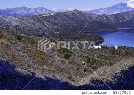 Lake Ashinoko and Mount Fuji in winter 65557995