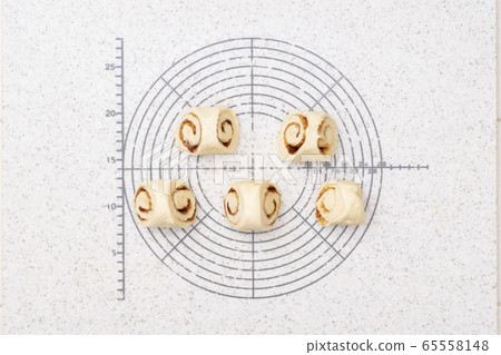 Making bread at home Process of making cinnamon rolls 7-Cut dough into trapezoids Making bread at home Process of making cinnamon rolls 7-Cut dough into trapezoids 65558148