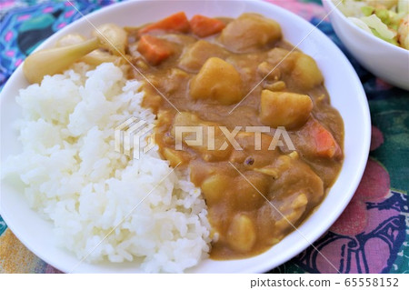 很多用醋和蔥咖哩的配料，飆升的食物，家裡的健康食品，物質背景 65558152