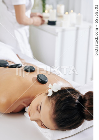 Hot stone massage Hot stone massage 65558303