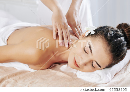 Relaxing neck massage Relaxing neck massage 65558305