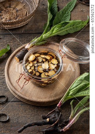 Preparation of herbal tincture from fresh comfrey root Preparation of herbal tincture from fresh comfrey root 65562572