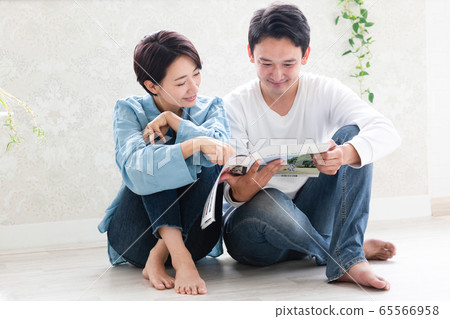 Couple reading magazine Couple reading magazine 65566958