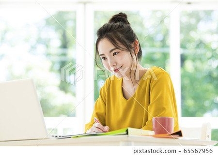 Young Woman Telework Remote Work Online Meeting Online Class 65567956