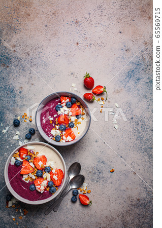 Berry smoothie bowl with granola, berries Berry smoothie bowl with granola, berries 65569715