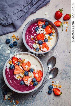 Berry smoothie bowl with granola, berries Berry smoothie bowl with granola, berries 65569718