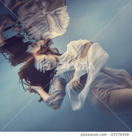 Portrait of a girl in a blue dress under water 65570938