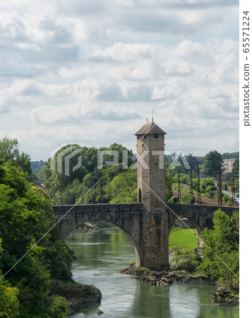 Orthez old bridge in the pyrenees Orthez old bridge in the pyrenees 65571224