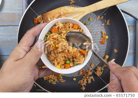 Chef scoop fired rice to the cup Chef scoop fired rice to the cup 65571750