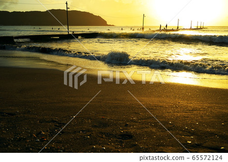 Twilight beach 65572124