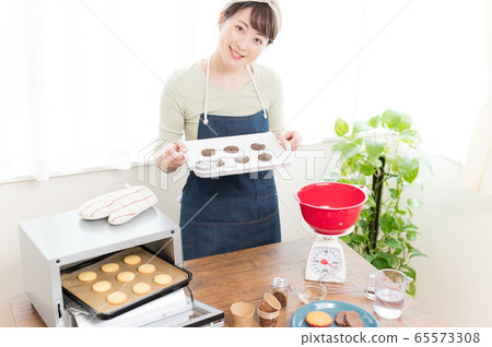 Woman making sweets 65573308