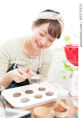 Woman making sweets 65573313