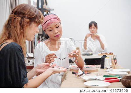 Teacher praising student Teacher praising student 65573406