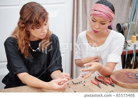 Friends making jewelry 65573408