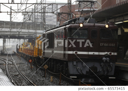 武藏野線行駛的鐵路運輸列車(EF64 1052型牽引) 武藏野線行駛的鐵路運輸列車(EF64 1052型牽引) 65573415