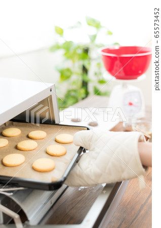 Woman making sweets Woman making sweets 65573452