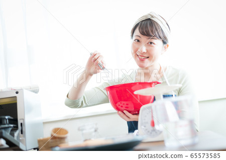 女人做糖果 65573585