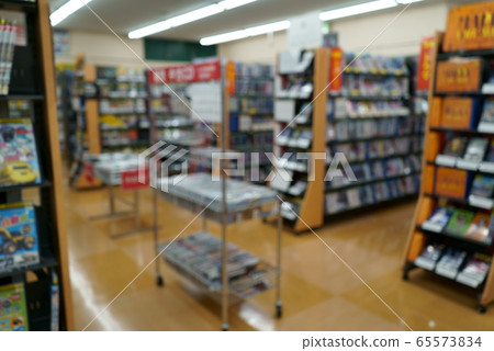 Blurred image of rental video shop 65573834