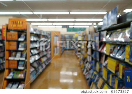 Blurred image of rental video shop 65573837