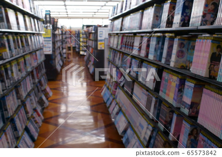 租賃視頻商店的圖像模糊 租賃視頻商店的圖像模糊 65573842