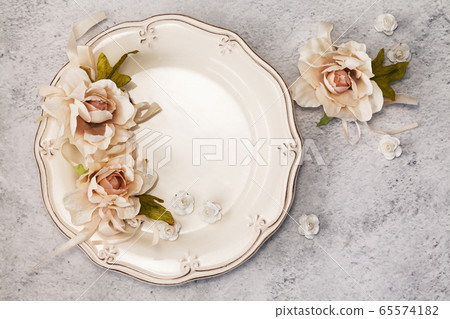Table setting with floral decor 65574182
