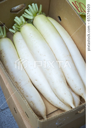 超市裡排隊的新鮮蘿蔔 65574609