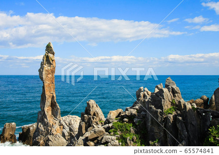 韓國海灘江原道東海市燭台岩石美麗的海景 韓國海灘江原道東海市燭台岩石美麗的海景 65574841