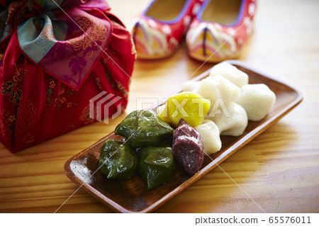 Image of Korean traditional rice cake confectionery Songpyeon Song Mochi Image of Korean traditional rice cake confectionery Songpyeon Song Mochi 65576011