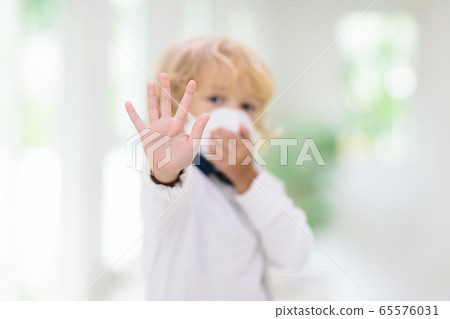 Child wearing face mask. Virus outbreak. 65576031