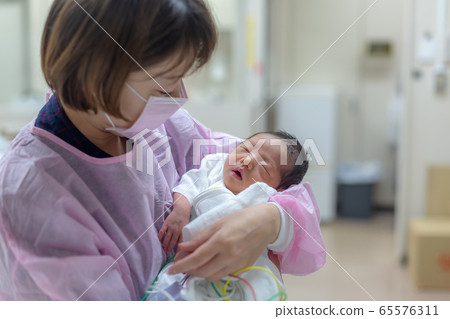 新生兒和母親新生兒 65576311