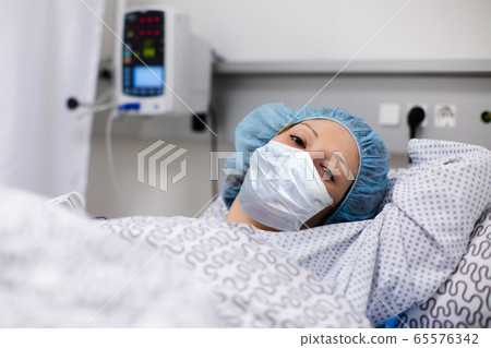 Patient in hospital. Virus outbreak. Face mask. Patient in hospital. Virus outbreak. Face mask. 65576342