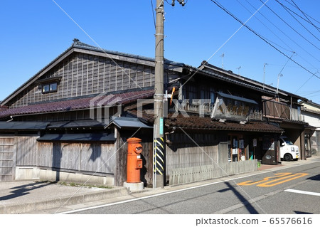 Niigata Murakami Scenery with a round mailbox (in front of Yoshikawa Sake Store) 65576616