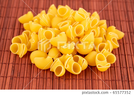 Heap of pasta 65577352