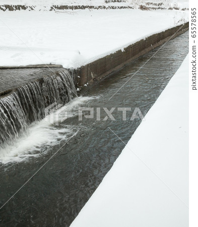 Urban streams in winter. The Lybid river. 65578565